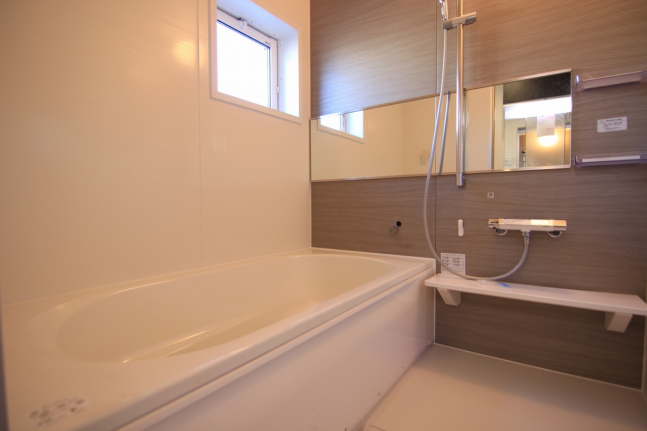 【浴室/12号棟】　ゆったりとした浴槽で、1日の疲れを癒やすことができる浴室です。便利な浴室乾燥機の他、ワイドミラーやシャワー用スライドバーを採用しています。窓付きで湿気対策も◎