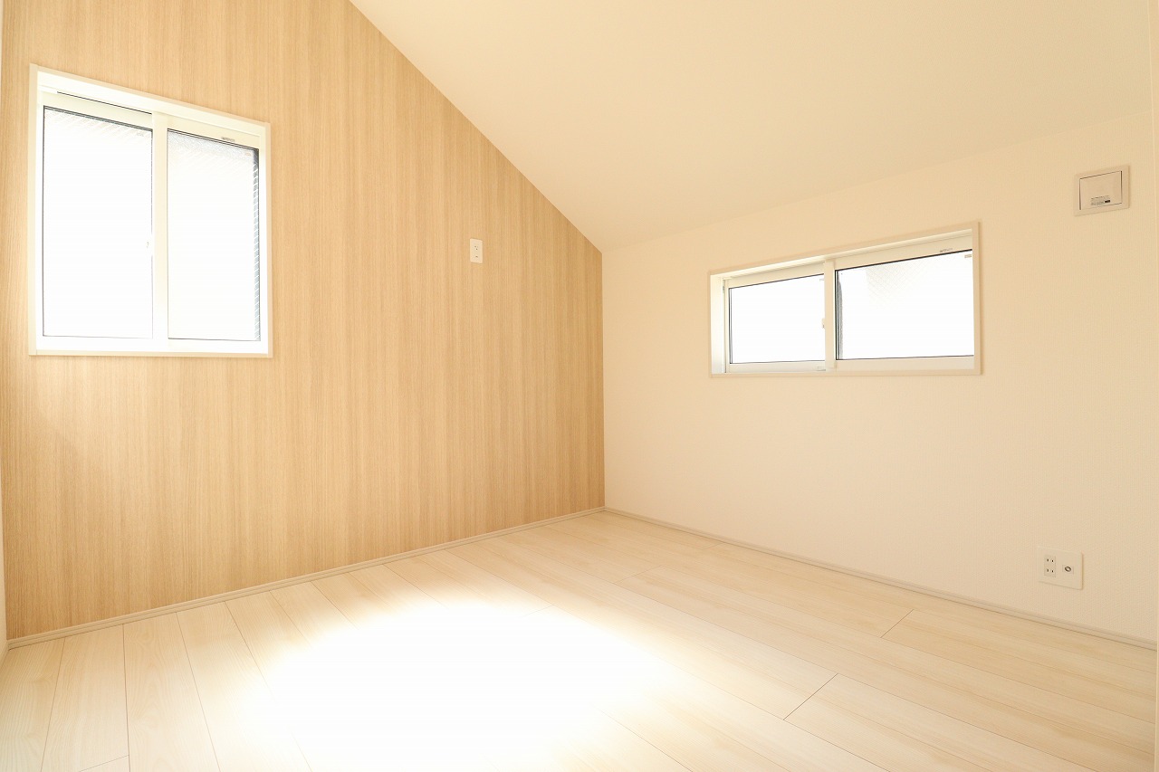 【2号棟/洋室(5.0帖)】　勾配天井を施したお部屋です。3面採光を確保しており、明るく開放感があります。