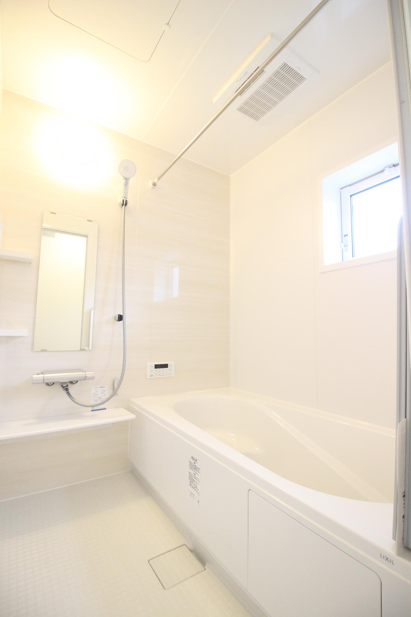 2号棟　浴室　白を基調とした明るい浴室!寒い日のお風呂や雨の日のお洗濯に便利な浴室乾燥機付!
