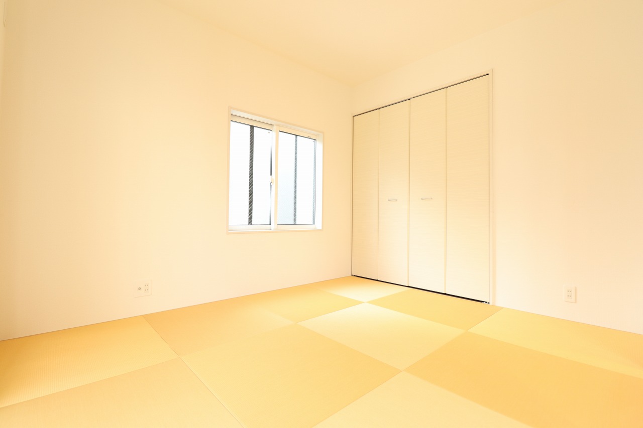 【4号棟/和室】　モダンな縁なし畳を採用した5.25帖の和室です。2面採光で陽光が差し込み、ご家族が団欒できる癒しのスペースになりそうです。