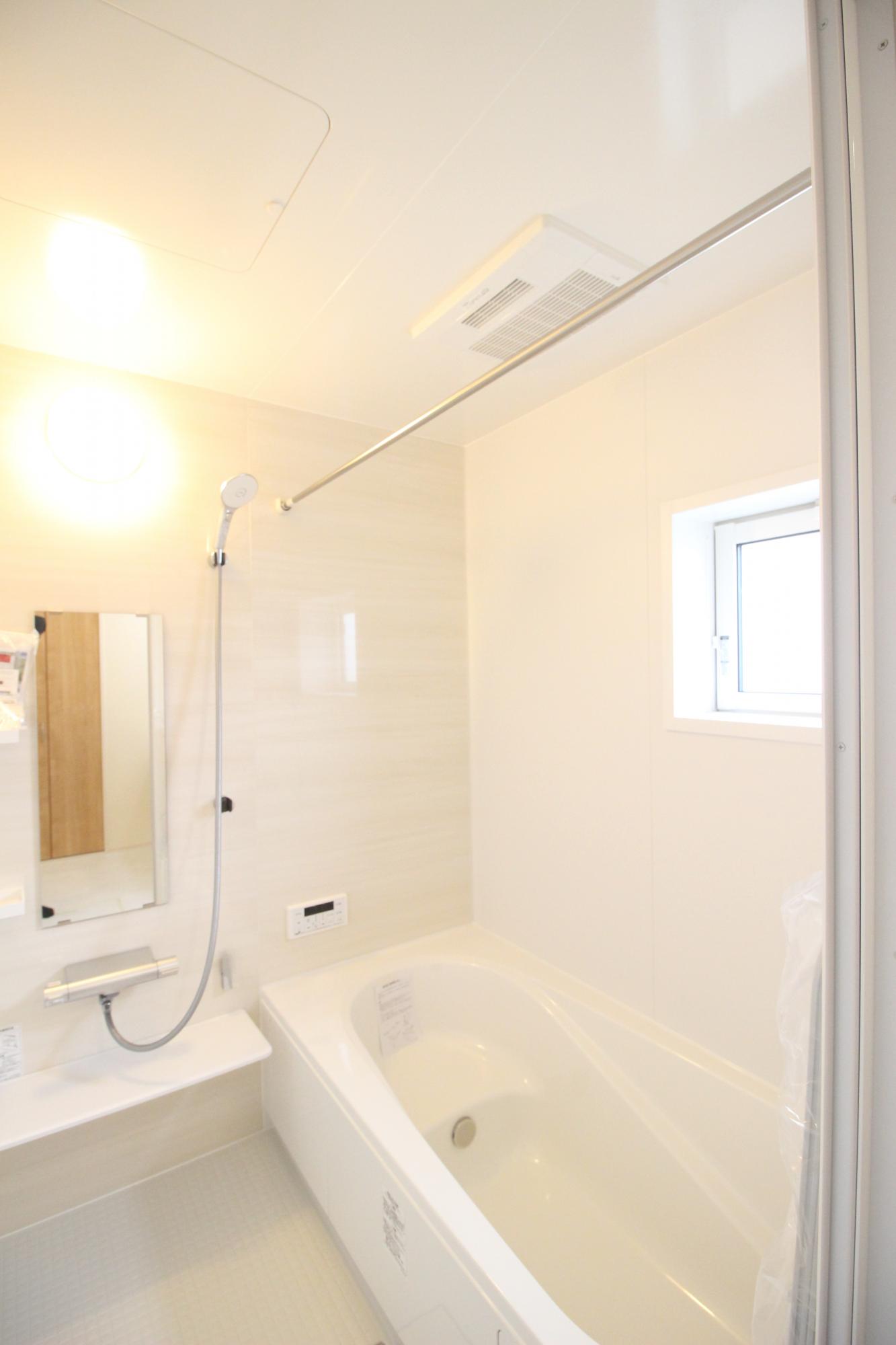 1号棟　浴室　白を基調とした明るい浴室!寒い日のお風呂や雨の日のお洗濯に便利な浴室乾燥機付!
