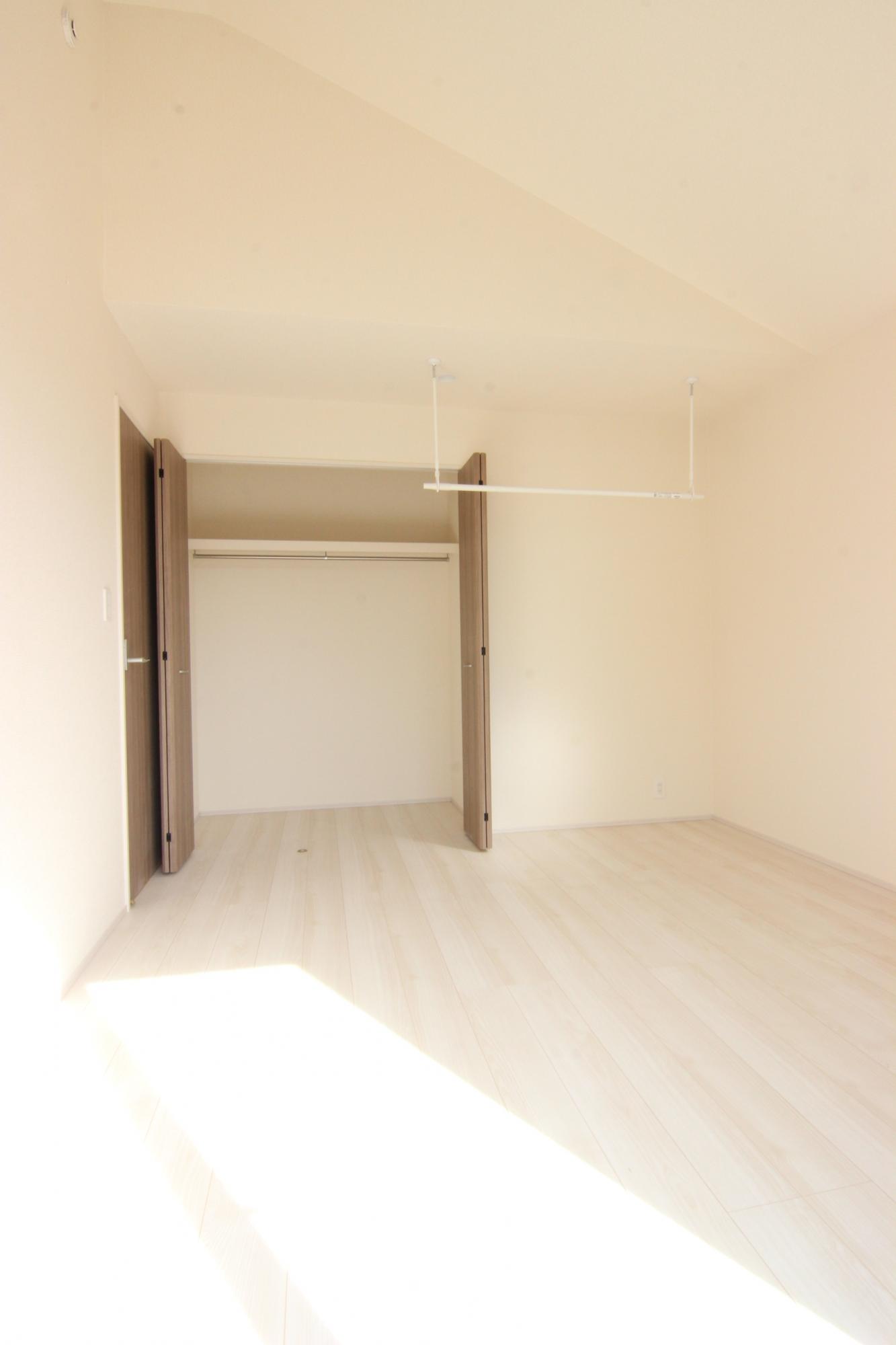 【主寝室　4号棟】主寝室は勾配天井と掃き出し窓から差し込む陽射しで開放感が生まれます。