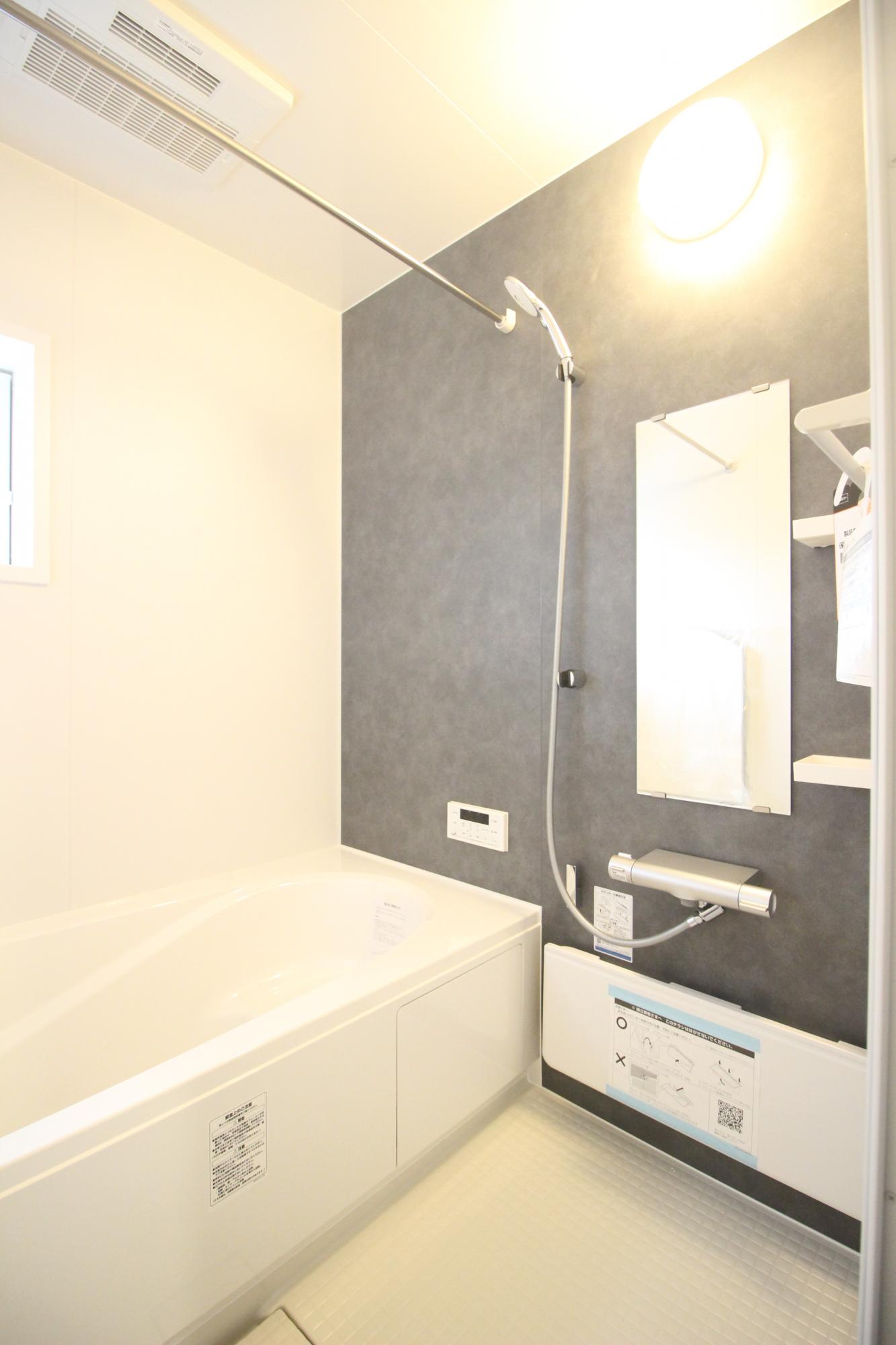 3号棟　浴室　白を基調とした明るい浴室!寒い日のお風呂や雨の日のお洗濯に便利な浴室乾燥機付!
