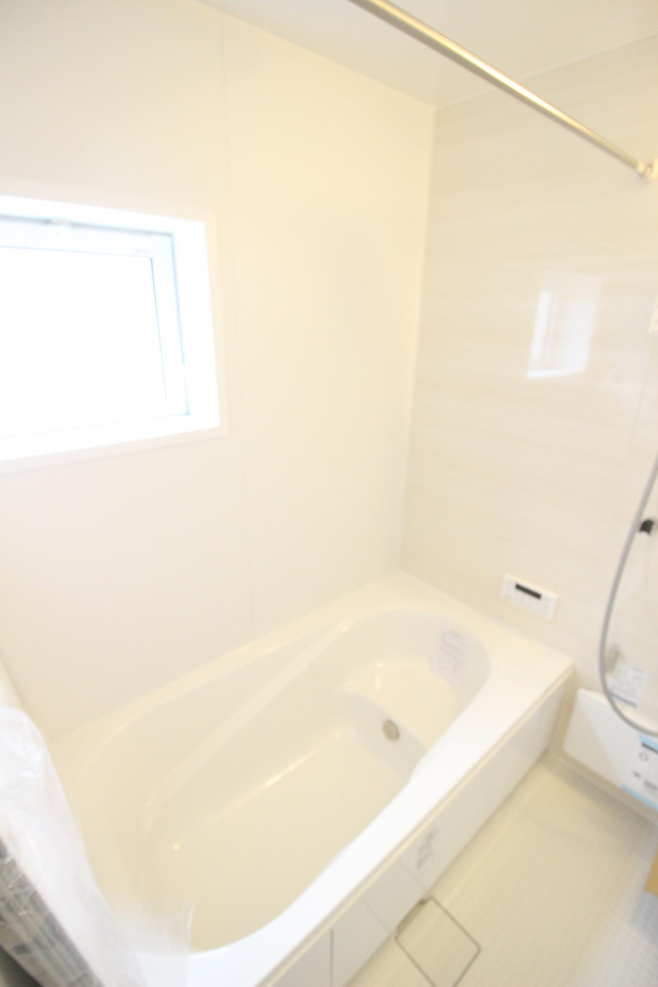 9号棟　浴室　白を基調とした明るい浴室!寒い日のお風呂や雨の日のお洗濯に便利な浴室乾燥機付!
