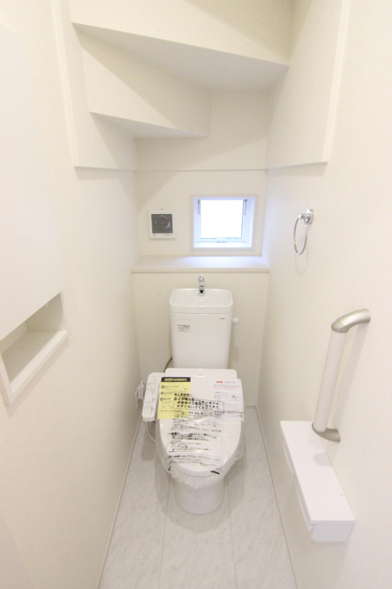 【1Fトイレ　1号棟】トイレはお掃除のしやすさを追求したデザイン!!