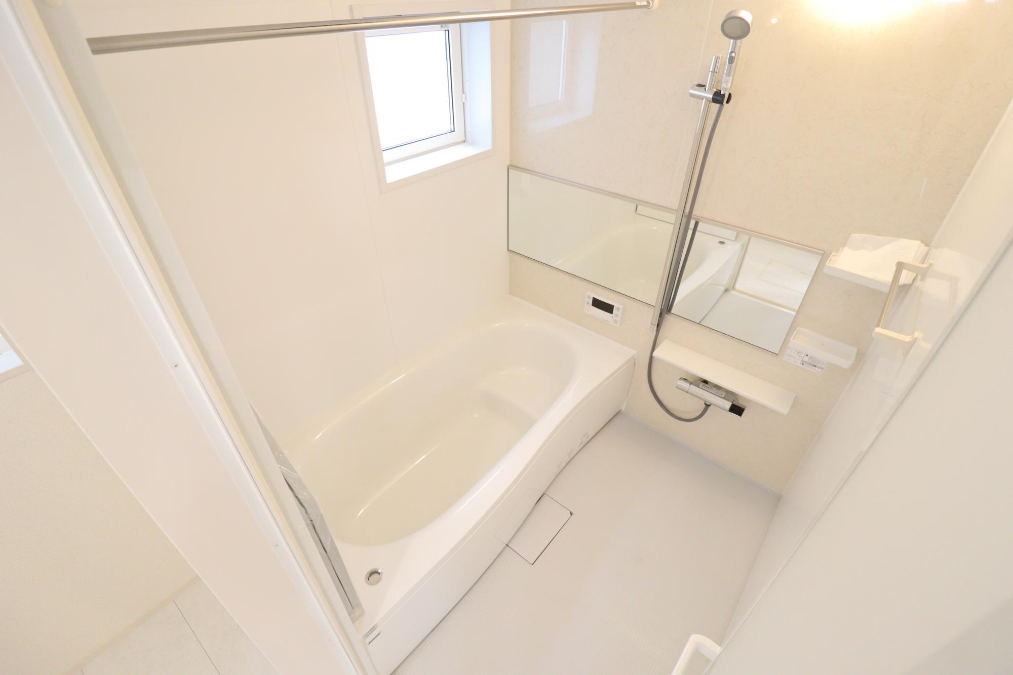 【2号棟】浴室　浴室白を基調とした明るい浴室!