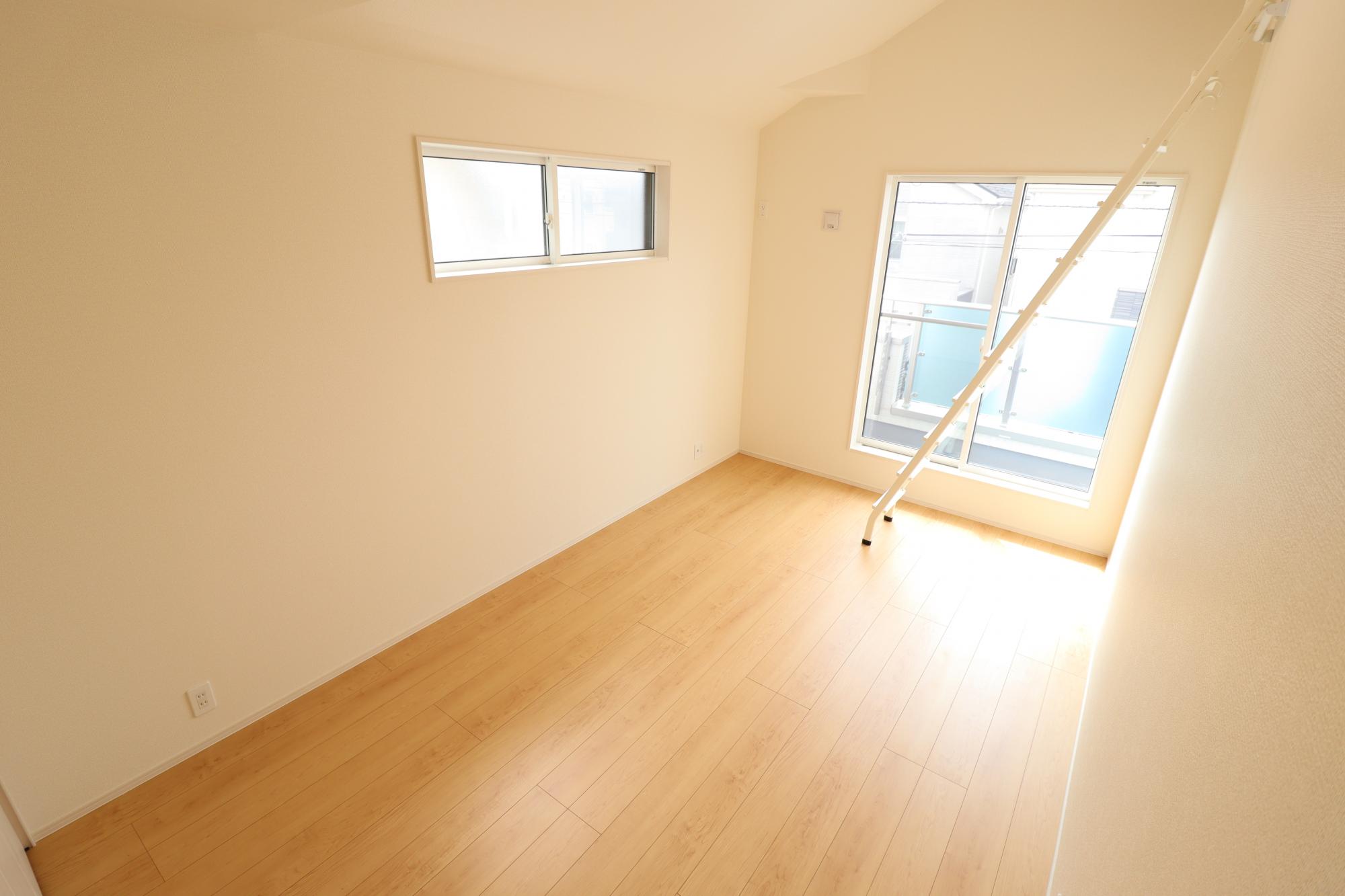 【2号棟】7.25帖洋室　勾配天井を設け、より多くの明るさをお部屋へ!!