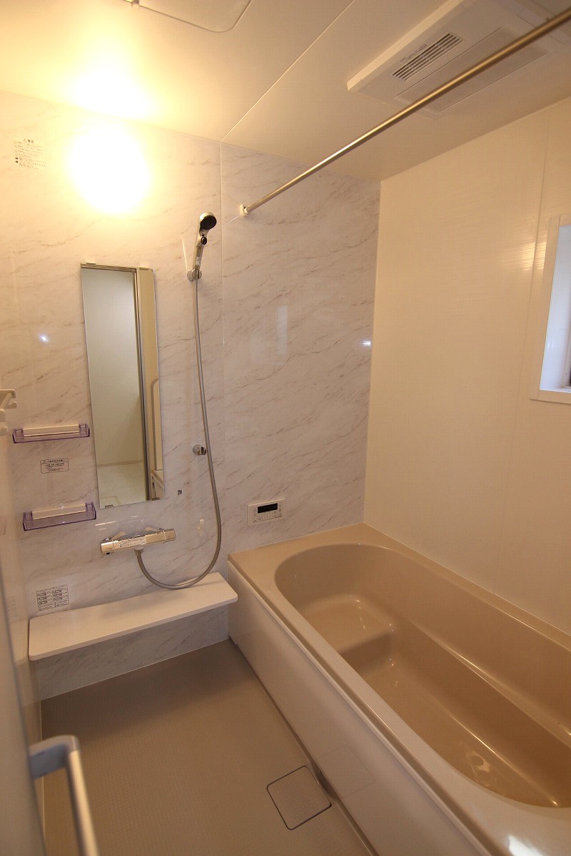 2号棟の浴室は白を基調としたデザインです。是非全棟見比べてみてください!　