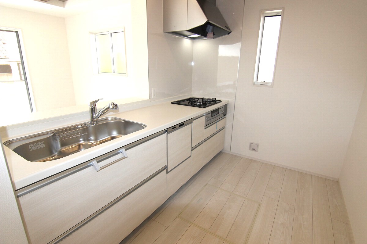 白を基調としたキッチン。食洗機・蛇口一体型浄水器標準装備で家事もしやすい設計です。