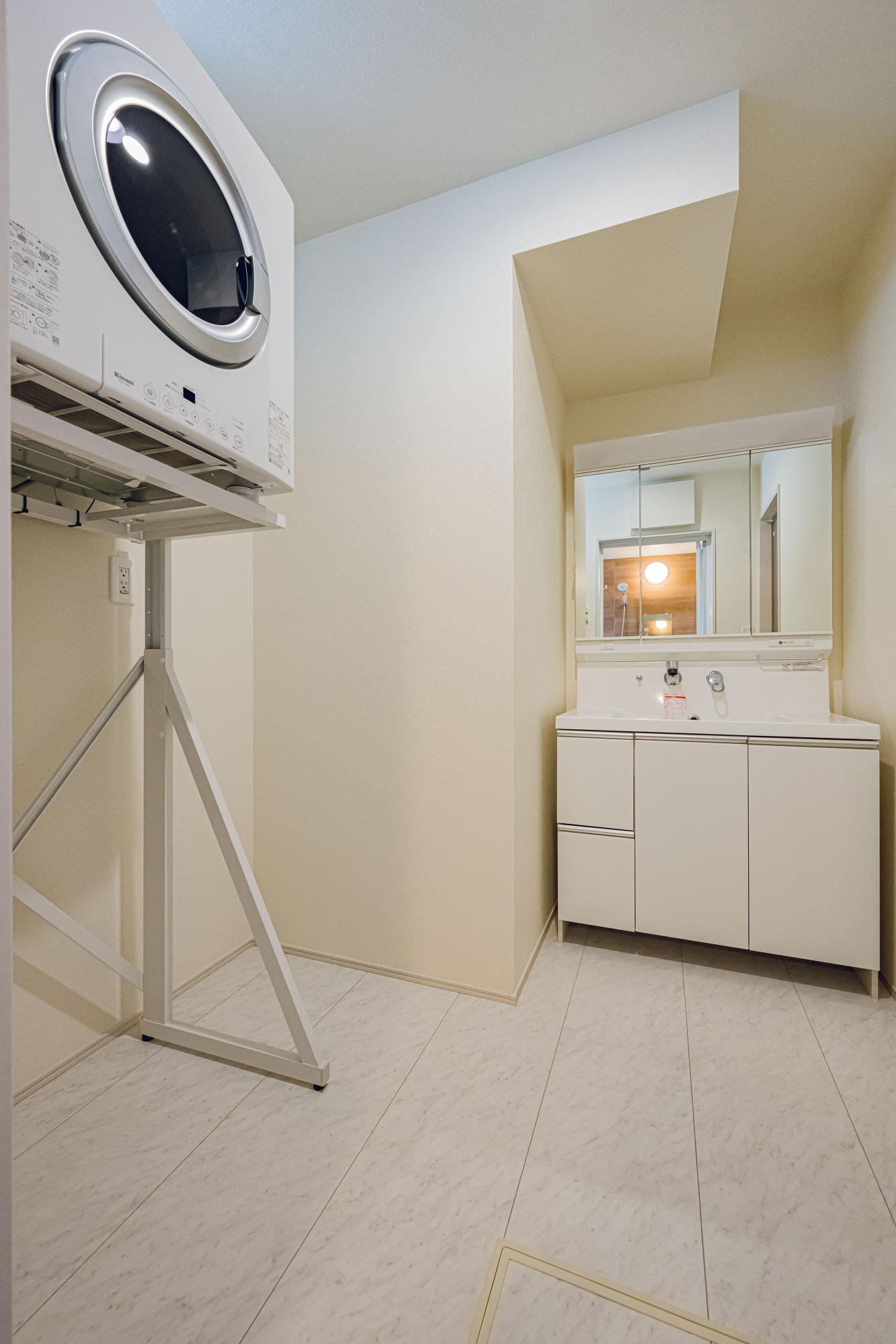 1号棟　洗面スペース　東栄住宅のガス乾燥機は、リース設置ではないので、毎月のガス料金にガス乾燥機の代金が上乗せされることはありません。