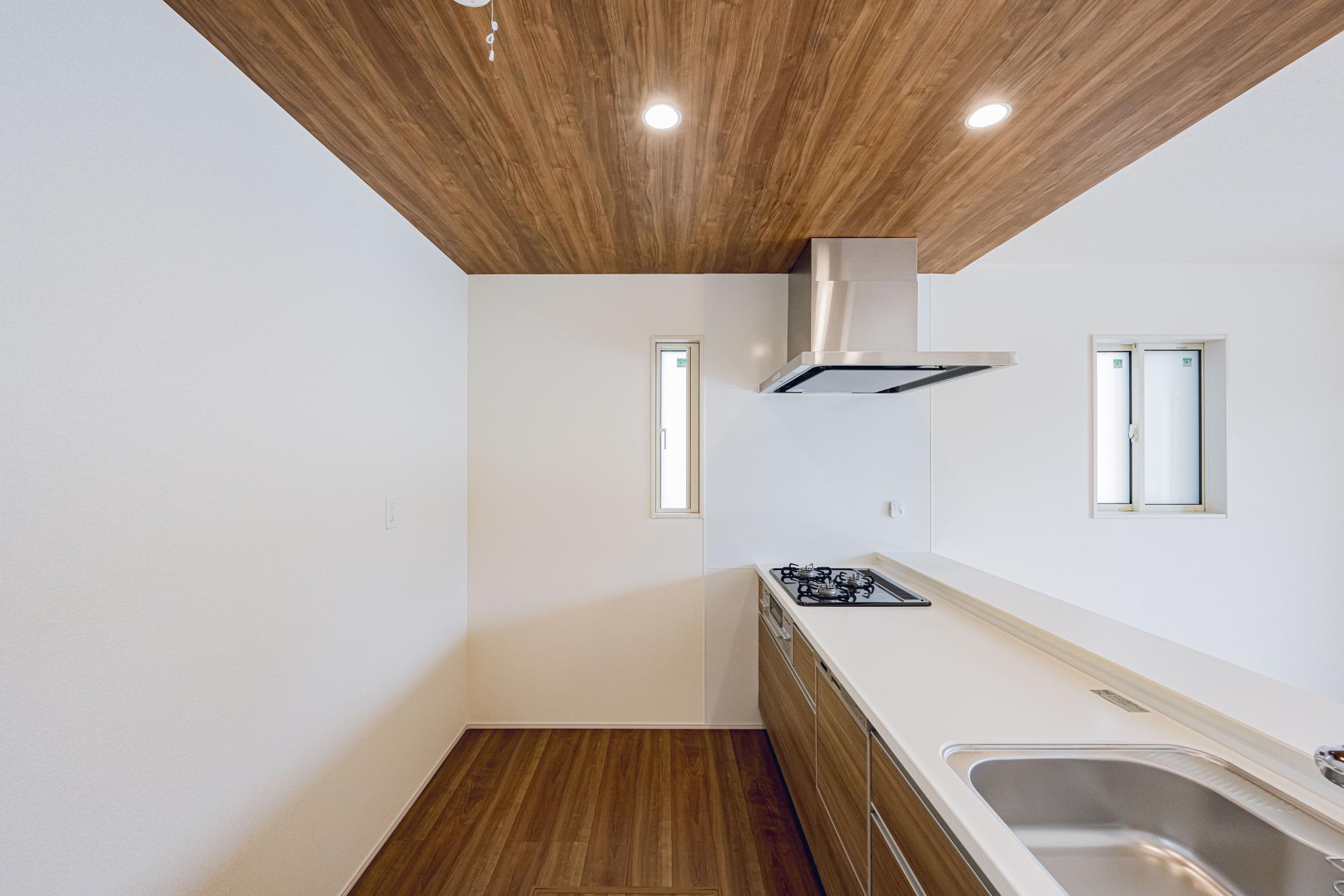 1号棟　キッチン　「ビルトイン食洗器」付システムキッチン。
人造大理石システムキッチン(天板)
外の光と空気が入るキッチンの小窓	