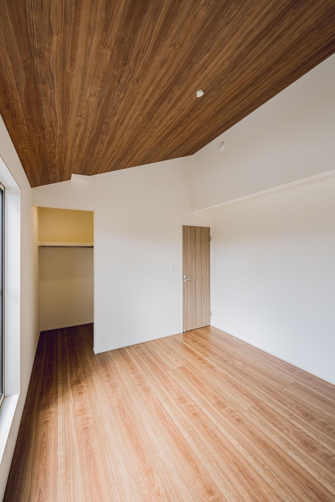1号棟　洋室7.0帖　ウォークインクローゼット　同じ面積の部屋であっても、勾配天井を用いている部屋は自然と視線が上部に抜けるため、広々とした空間を感じることができます。