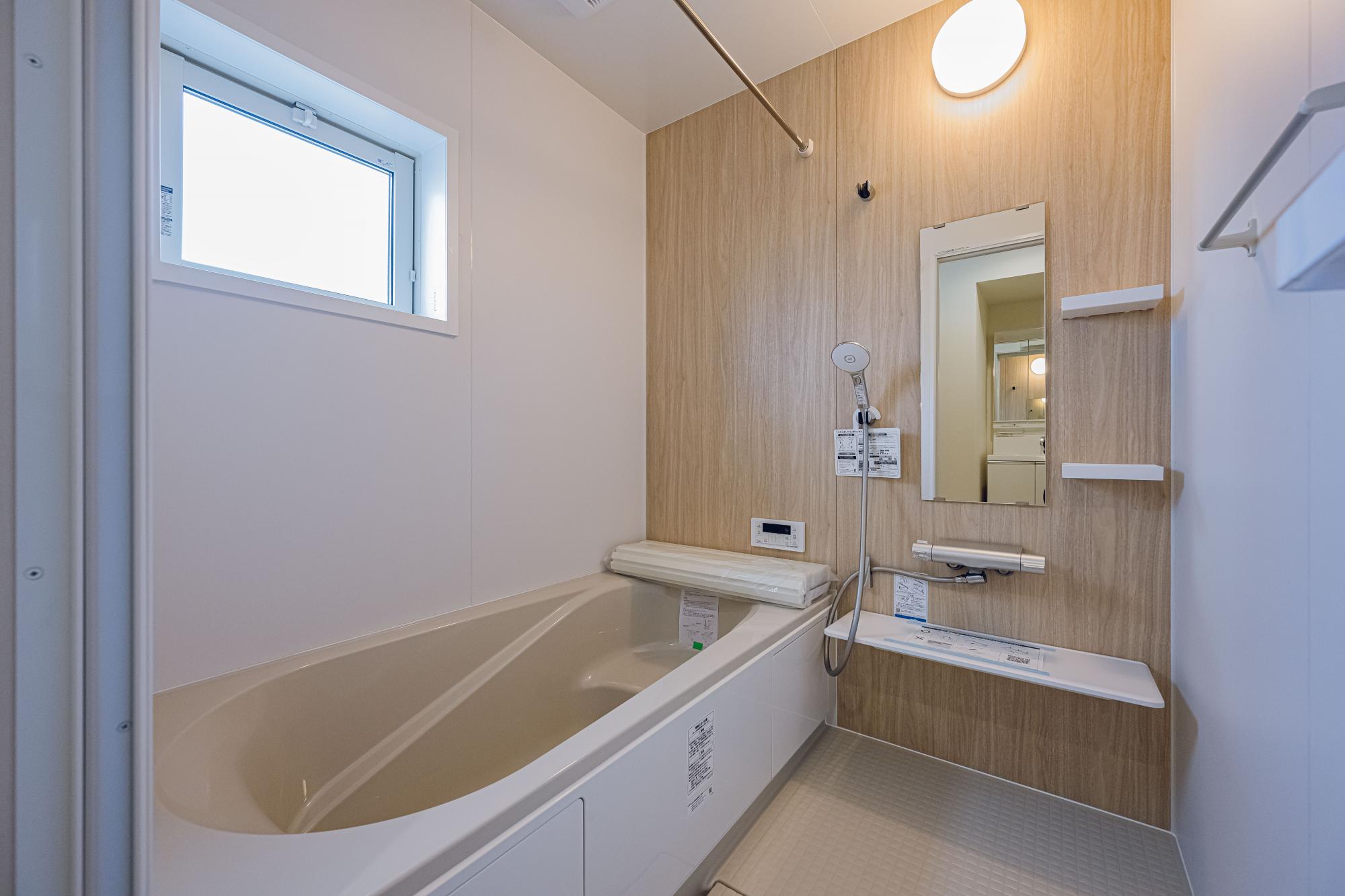2号棟　浴室　 白を基調とした明るい浴室。寒い日のお風呂や雨の日のお洗濯に便利な浴室乾燥機付。