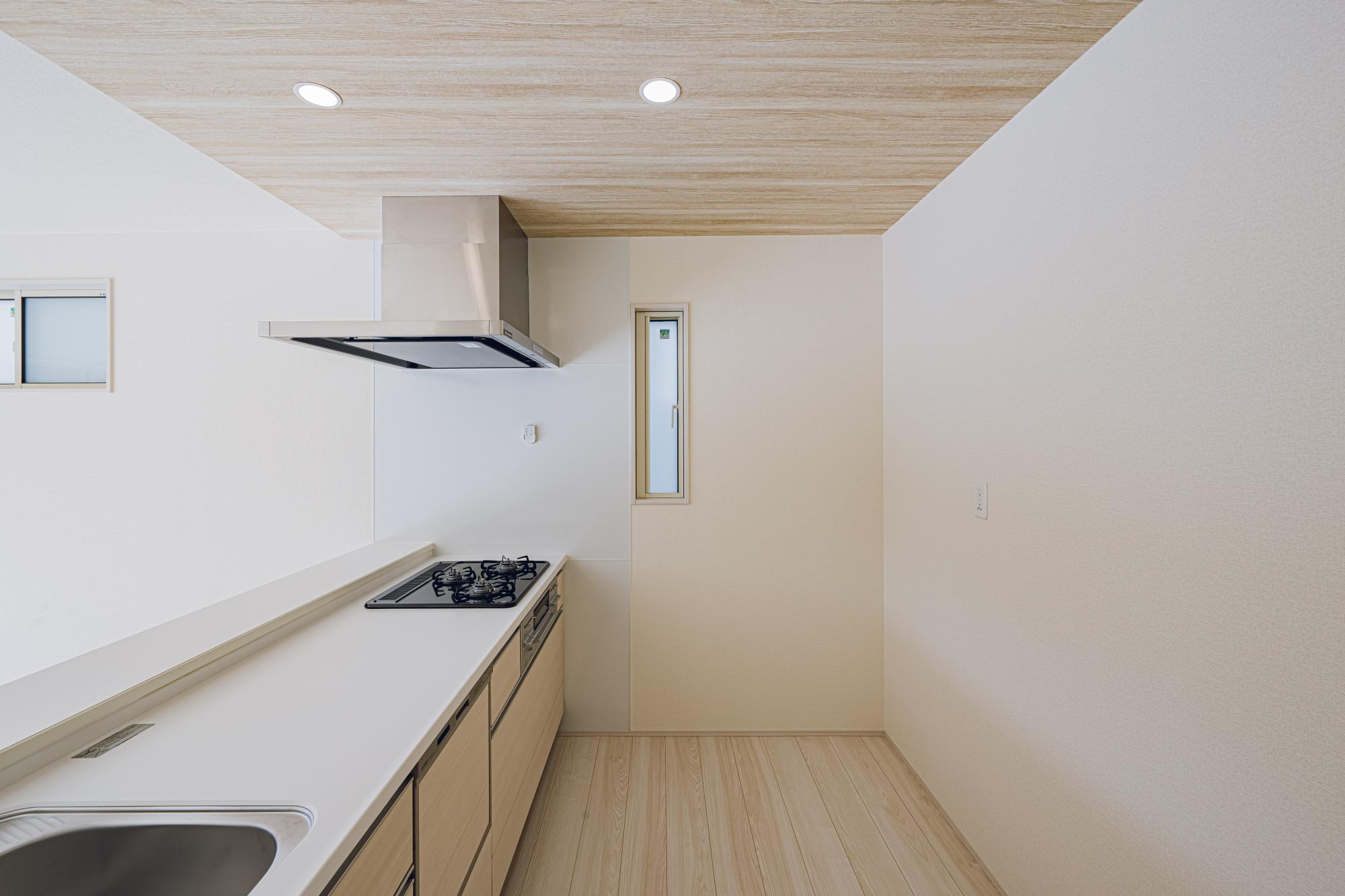 2号棟　キッチン　「ビルトイン食洗器」付システムキッチン。
人造大理石システムキッチン(天板)
外の光と空気が入るキッチンの小窓	