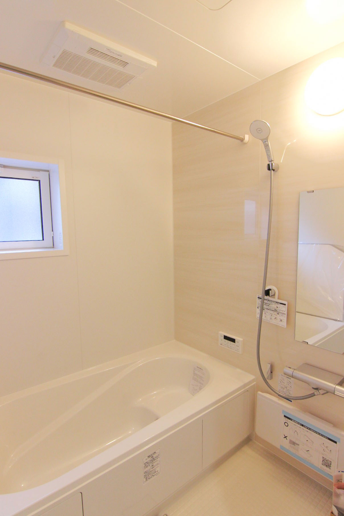 【3号棟:浴室】　白を基調とした、優しく淡い木目調の指し色がおしゃれな明るい浴室。節水仕様のエコアクアシャワー・保温効果の高いサーモバス構造の浴槽など機能面も充実。※浴室の機能は全棟共通です
