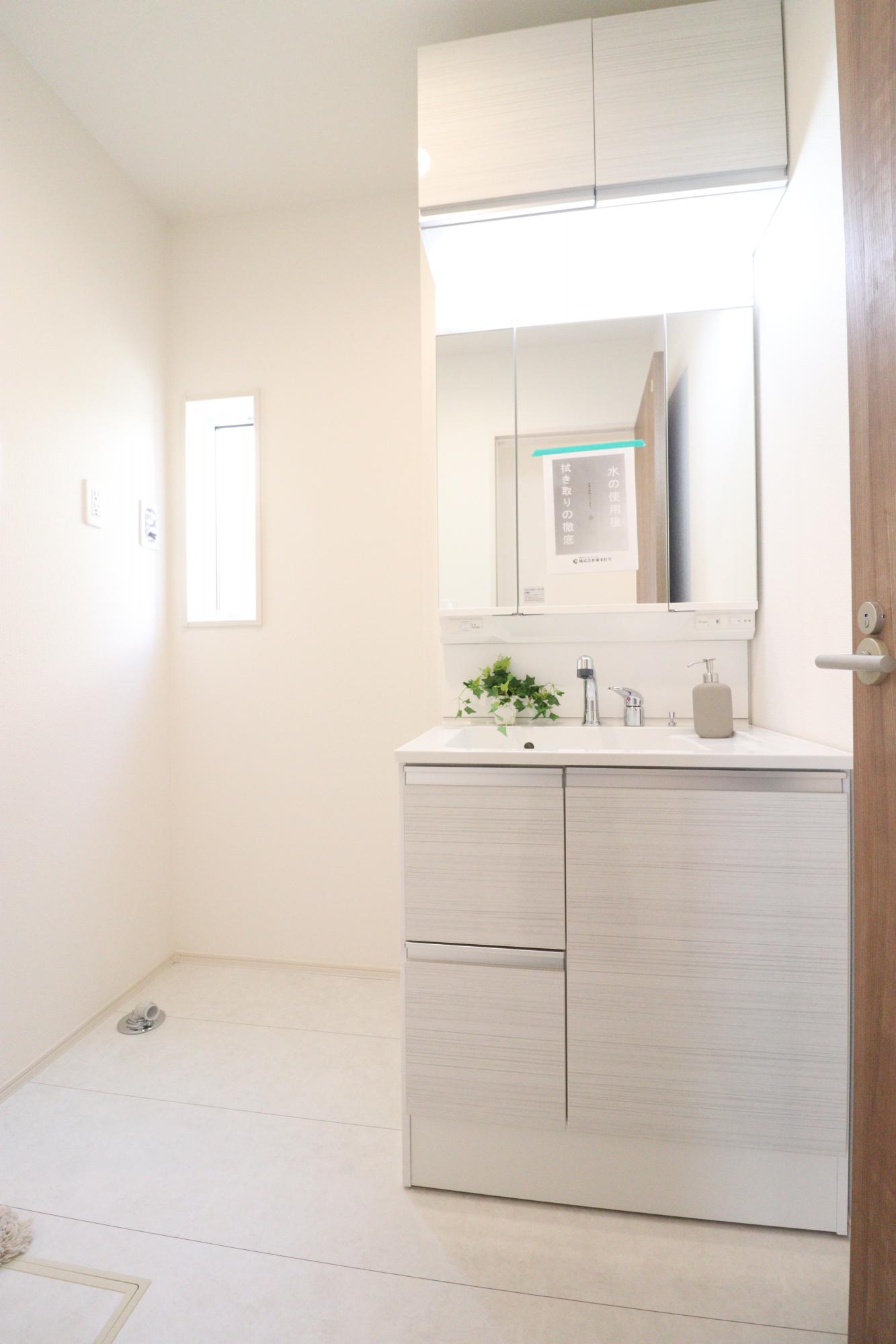 【洗面化粧台】収納力と機能性に優れたシャワー付き洗面化粧台! 鏡の内側にも収納スペースがあるので、細かいものも整理しやすいです。