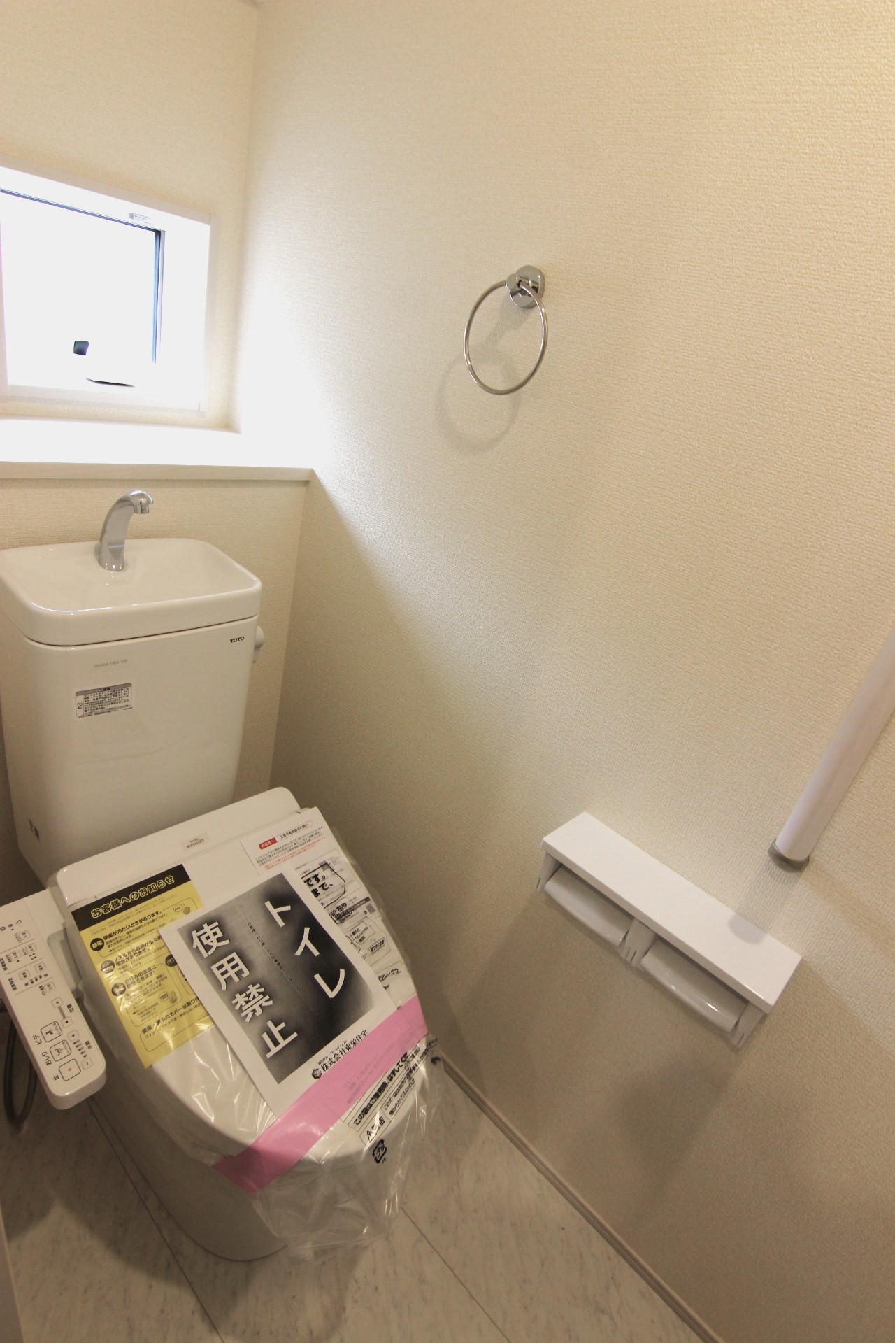 【1階トイレ】　多機能ウォシュレット・手摺り・壁面収納付き・背面には小物が置けるカウンターも付いています。※トイレの機能は1，2階、共通です。