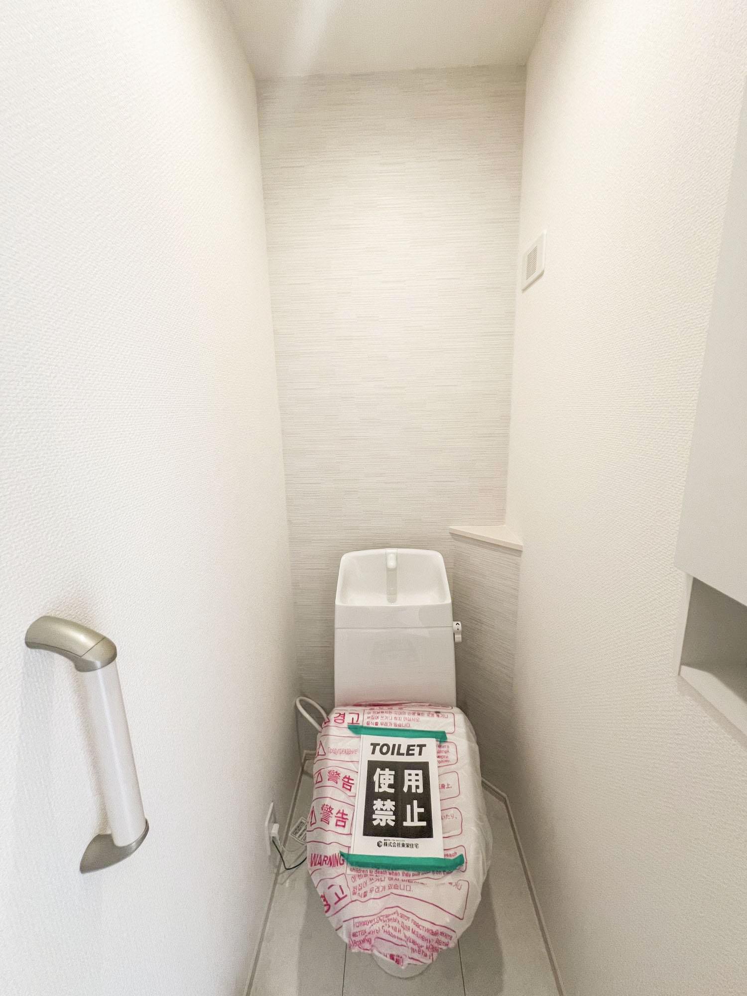 【2階トイレ】各階にトイレはひとつ、家族が多くても安心!