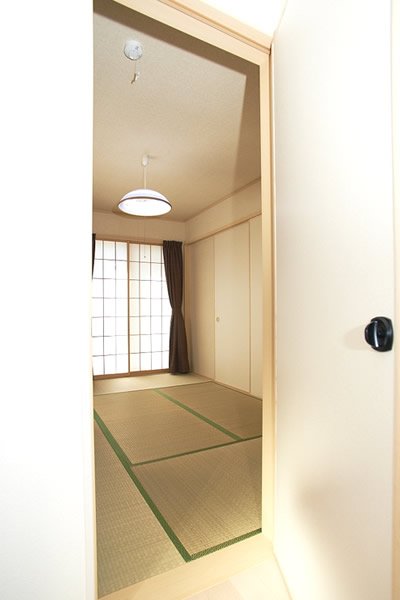 玄関を上がって左横の扉は和室につながっている。リビング側からもアプローチでき、とても便利