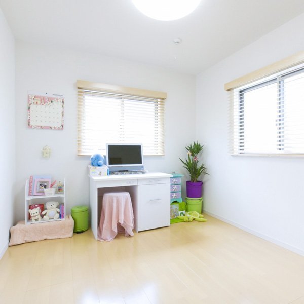 「子どもがまだ小さいのでリビングルーム以外はまだこの部屋しか使っていません」という2階の居室