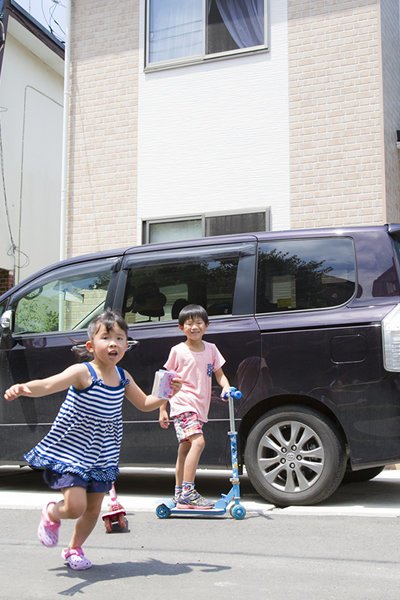 2台分の駐車スペースにもご満足。ご主人は「マンションの駐車場が遠かったので、家の前という便利さも実感しています」とも。