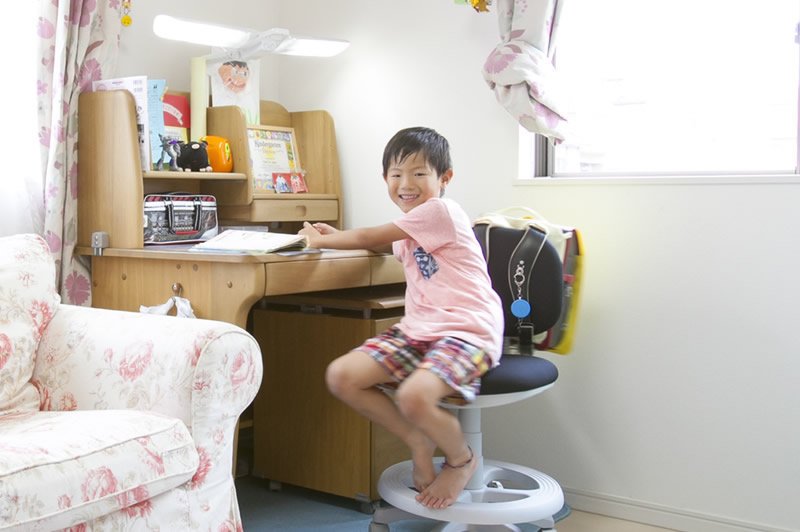 男の子の部屋には、遊びに来る友達用にソファーが。