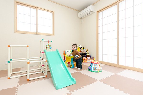 和室にはジョイント式のタイルマットが敷き詰められ、お子さんの遊び場になっています