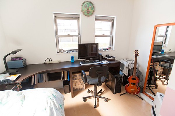 お主人の書斎は、まさに趣味の空間。自作のPCや大好きなゲームのグッズのコレクション、好きなアーティストと同じモデルのギターなどがズラリ！