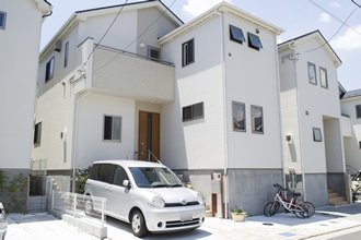 車2台分の駐車スペース。普段はお揃いの自転車が並べられています