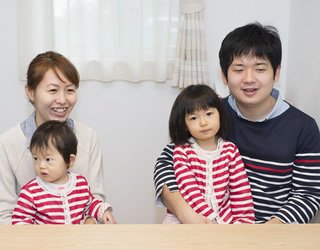 T様ご夫妻と、今年4歳と2歳になるご姉妹。お姉ちゃんは今年の春から保育園です。T様ご夫妻と、今年4歳と2歳になるご姉妹。お姉ちゃんは今年の春から保育園です。