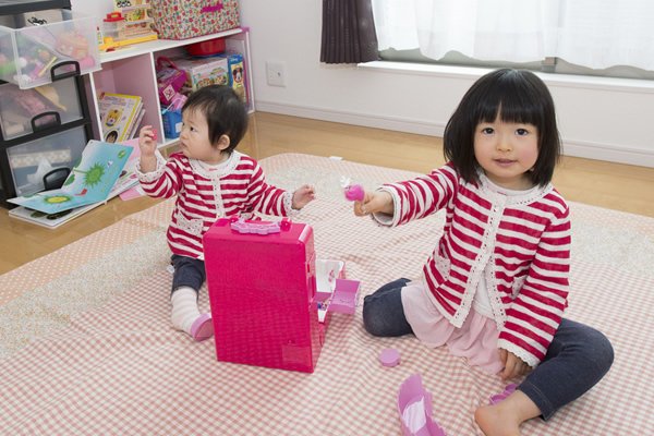 2階の一室を子供の遊び場に。現在はここに布団を敷いて、家族全員で寝ているそうです。