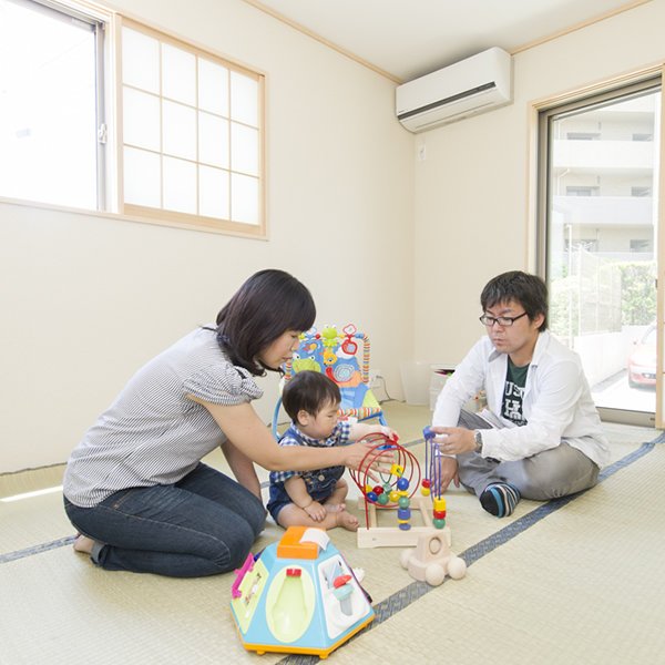 玄関をはさんで独立した和室。来客者の宿泊スペースとしても使いやすい間取りです。今はお子様も小さいので、ご家族の居室として使用しています