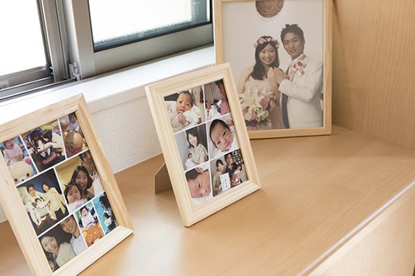 玄関には結婚式からご出産までの写真がズラリ。ご家族のヒストリーがわかります。