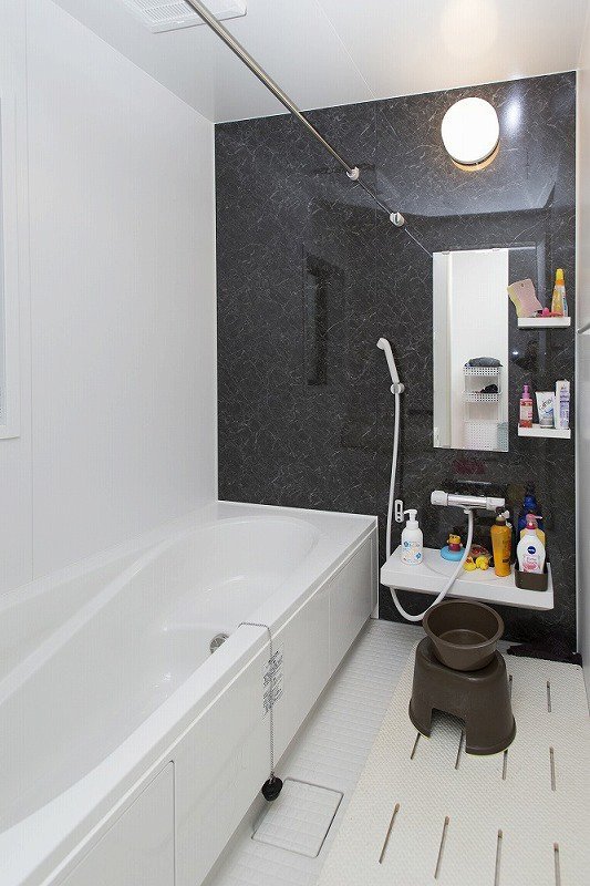 ご主人がお気に入りのバスルーム。洗面室の収納スペースも便利だとか。