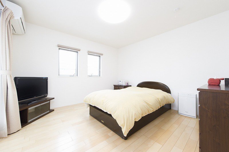 広々とした寝室はベランダにも通じているため、十分な明るさがあります。