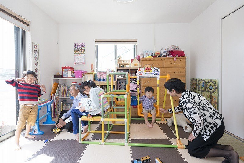 和室には今はマットを敷いて、お子様の遊びスペースとして活用