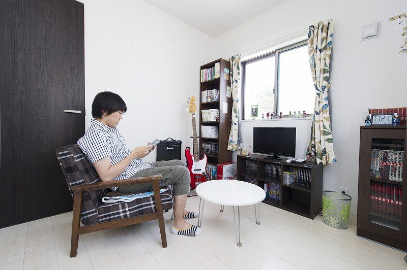 旦那様の部屋は、シックな雰囲気に。ご夫婦の個性が光ります。