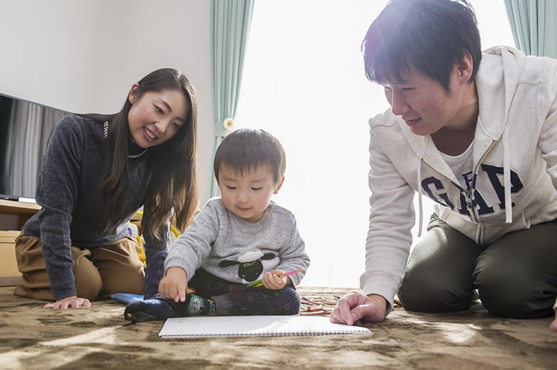 光量たっぷりのリビングでお子様も元気に遊んでいました