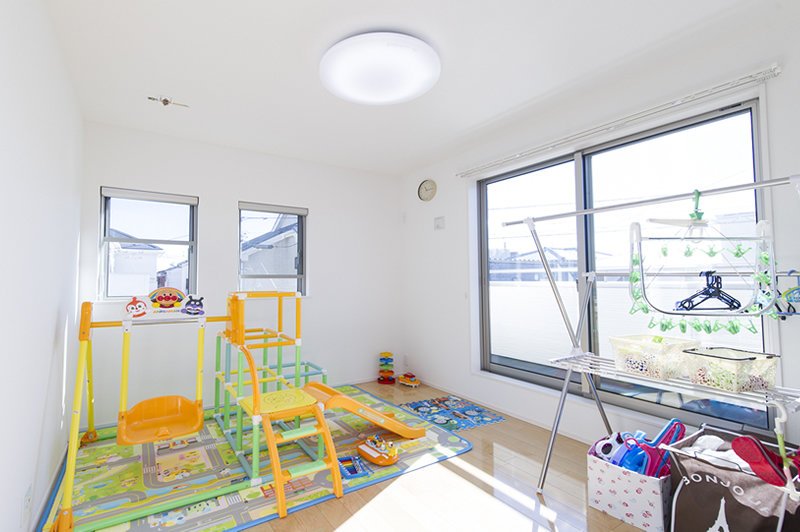 子ども部屋には大きな遊具と物干しスペース。日当たり抜群ですぐ乾きます