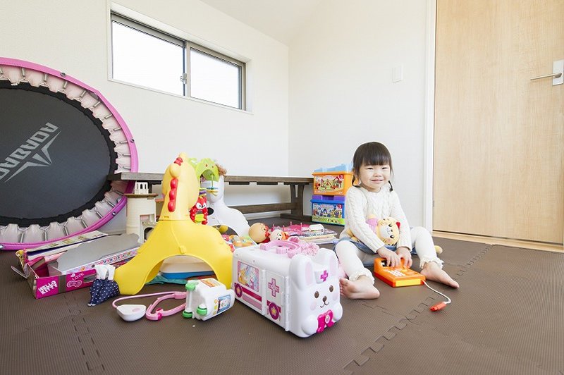 2階の洋室のひとつはおもちゃ部屋に。将来は娘さんの部屋になる予定とのこと