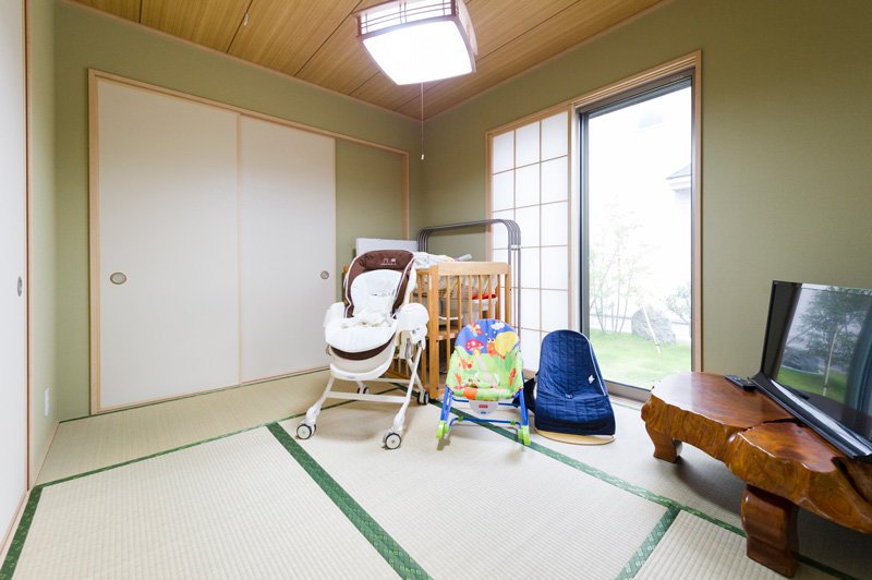 リビング隣の和室は、お子様を寝かせたり、来客用としても便利