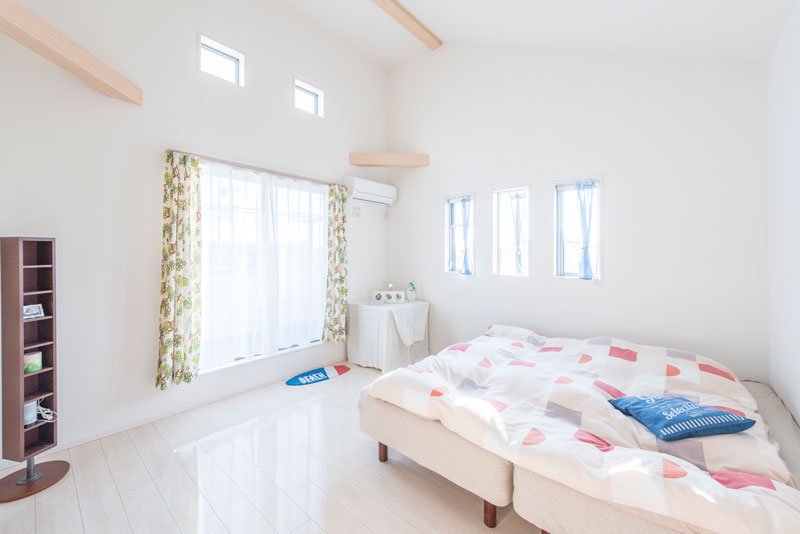 寝室は勾配天井と窓から取り入れる光により開放感に満ちています
