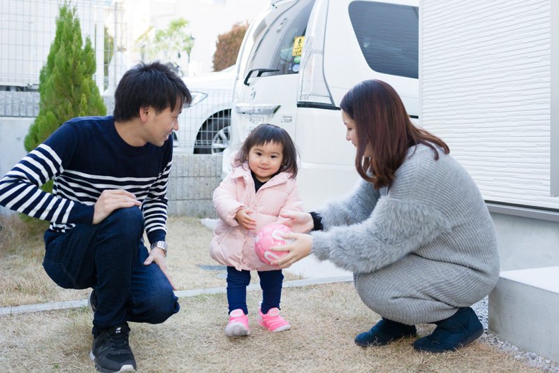 芝生の庭で、お子さまも伸び伸び遊べます