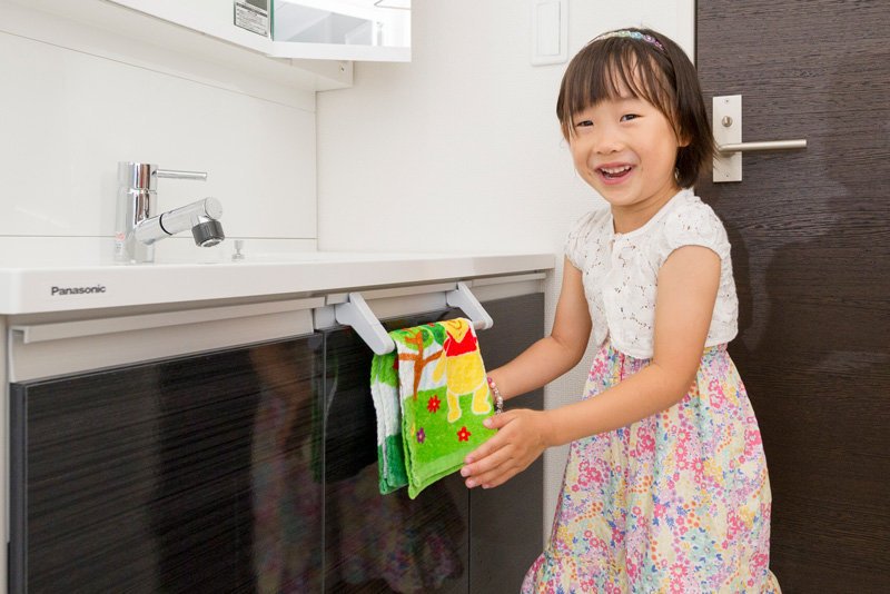 洗面台のタオルホルダーは、お子様の使いやすい場所と高さ。