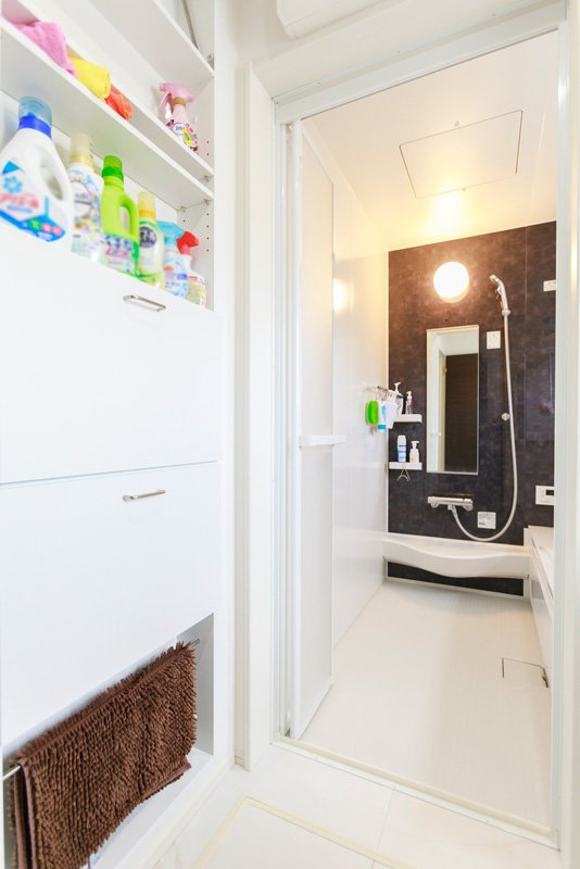 洗面所にある収納棚は、サニタリー用品のストックに便利。