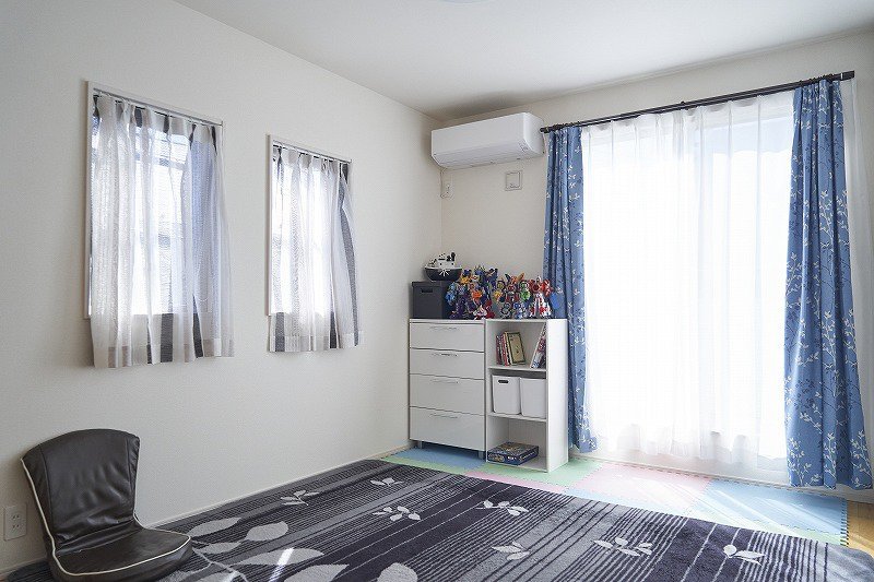 いずれはお子様の部屋になる予定の居室も、いまはまだ家具を置かずに使っています。