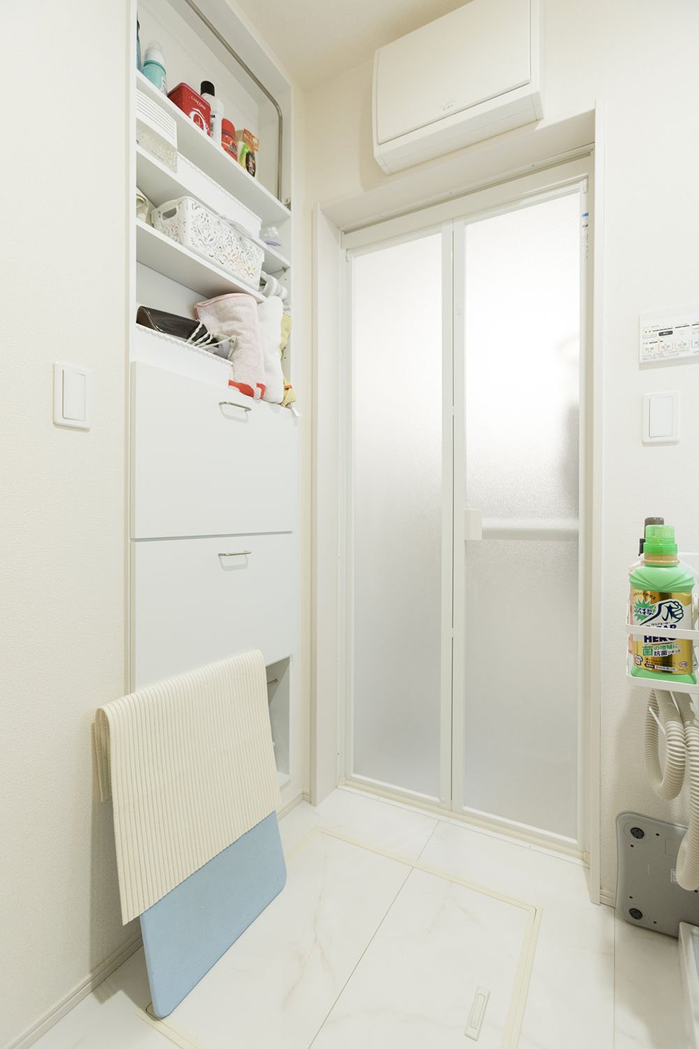 洗面所の薄型壁収納には、洗剤やタオルをスタイリッシュにストックできます。