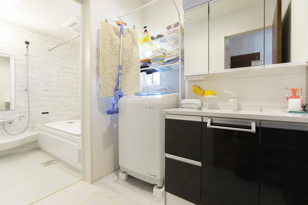 洗面所やキッチンにある床下収納スペースも「便利！」と絶賛。