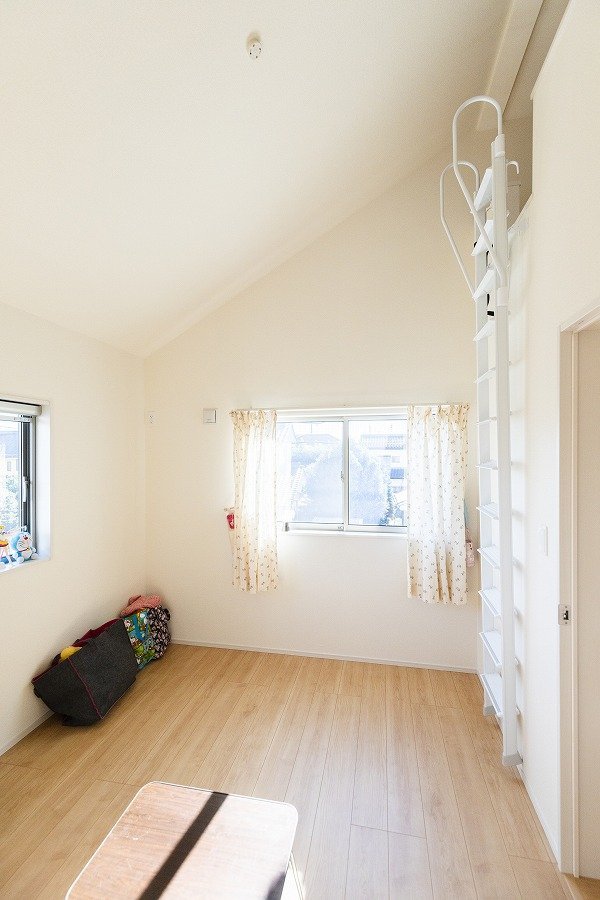 勾配天井の居室は、季節ものの収納などにも便利なロフトつき。
