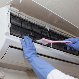【夏場が勝負】エアコンの電気代を節約する掃除のコツ